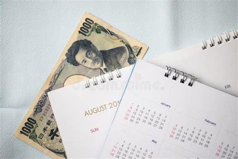 Cierre Encima Del Billete De Banco De Jap N Con El Calendario Foto De