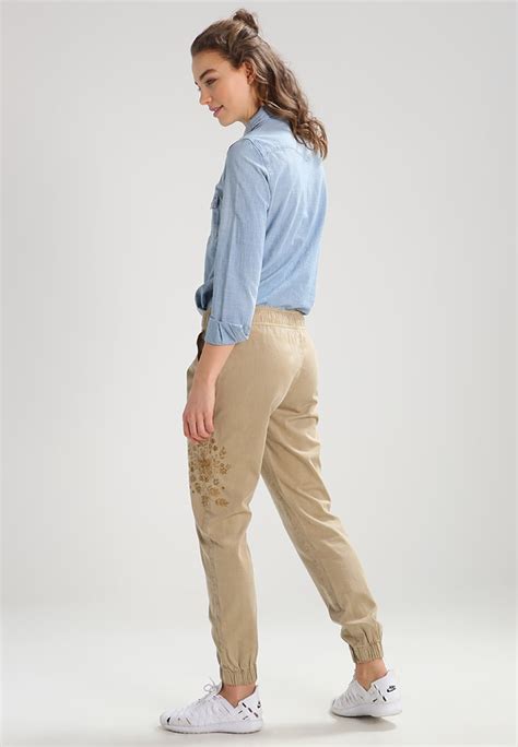 Top 66 Imagen Casual Outfit Con Pantalon Beige Abzlocal Mx