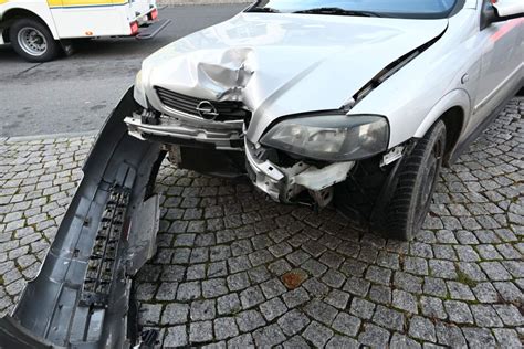 Berneck SG Lenker 91 fahrunfähig bei Unfall in Bushäuschen geprallt