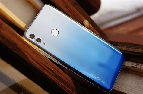 Honor 10 Lite recenze: sázka na design a solidní hardware