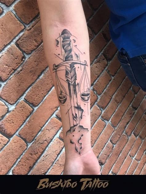 Tatuagem Ornamental de Espada Cravada na Rocha Simbolizando a Justiça