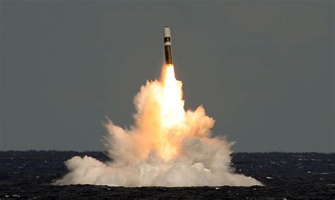 HMS Vigilant firing a Trident II ballistic missile [2560x1536 ...