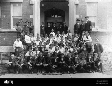 Oakville Trafalgar High School ca. 1915 Stock Photo - Alamy