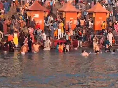 Devotees Take A Dip In Ganga On Somvati Amavasya सोमवती अमावस्या पर