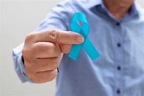 Hombre que sostiene la cinta azul Noviembre azul Mes de la prevención