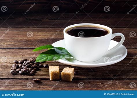 Tasse Kaffee Mit Bohnen Blatt Und Zucker Stockbild Bild Von