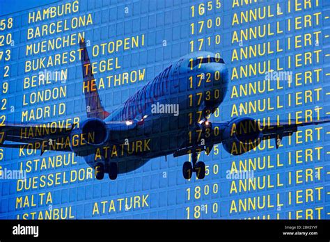 Airport Board Arrival Hi Res Stock Photography And Images Alamy