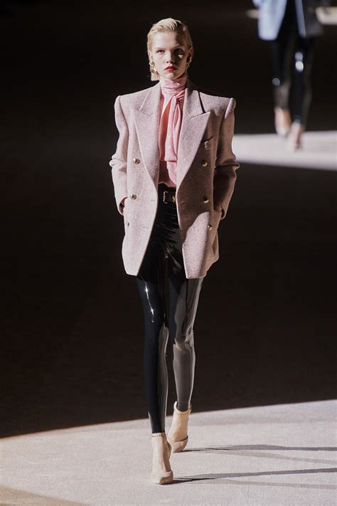 Saint Laurent Se Retire De La Fashion Week De Paris En 2020 Afin De Suivre Son Propre Rythme