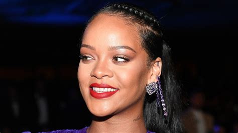 Rihanna Did a Blood-Red Reverse Cat-Eye on Herself — See Photos | Allure