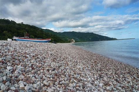 Pesisirnya Berbalut Batu Warna Warni Pesona Lokasi Wisata Pantai