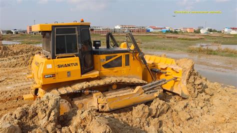 Big Shantui Dozer Pushing Soil Hyundai Dump Trucks Unloading Soil