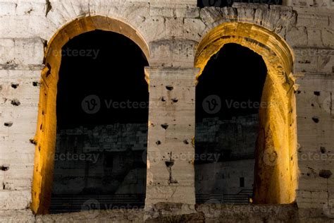 Rome Colosseum night view 20162706 Stock Photo at Vecteezy