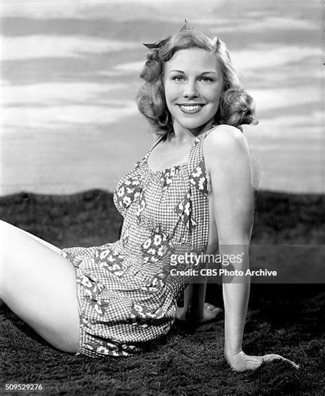 6 Hot Sexy Elaine Carrington Bikini Pics