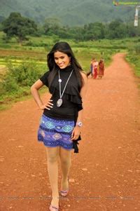 Exclusive Photo Telugu Hot Anchor Prashanthi In Black Saree