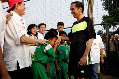 FOTO Jokowi Ikut Balap Karung Dan Main Bola Di Pesta Rakyat Waduk