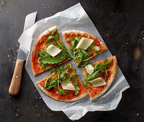 Pizza Mit Tomaten Rucola Und Parmesan Rezept EAT SMARTER