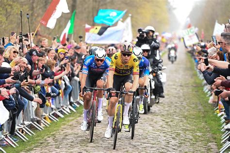 Paris Roubaix à la Trouée d Arenberg une ambiance de festival pour