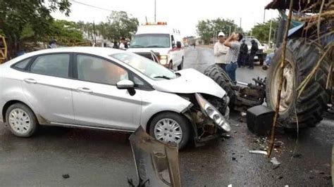 Aparatoso choque entre coche y carreta cañera en Carlos A Carrillo