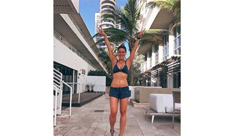 3 Hot Sexy Bru Cardoso Bikini Pics