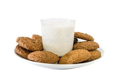 Galletas De Avena En Un Plato Y Un Vaso De Leche En Un Fondo Blanco