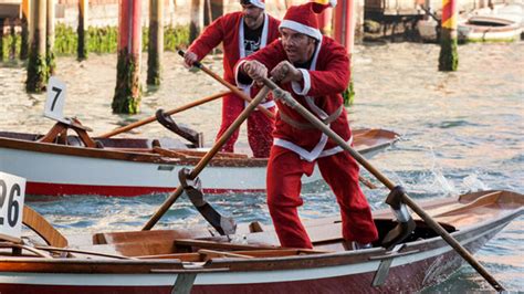 Torna La Regata Dei Babbi Natale In Canal Grande