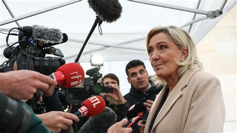 Présidentielle un sondage donne Le Pen à 38 au premier tour en cas de