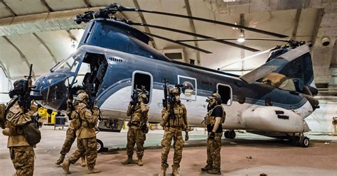 Таліби показали залишені гелікоптери CH-46 - Мілітарний