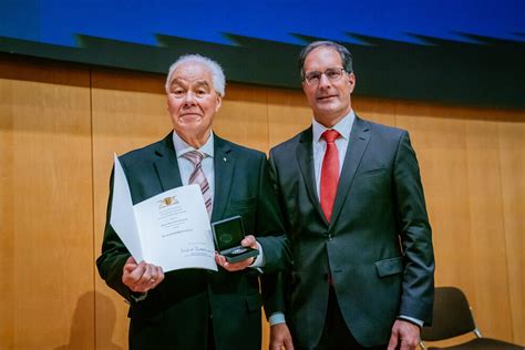 Bürgermeister Clemens Maier überreicht Manfred Kimmich