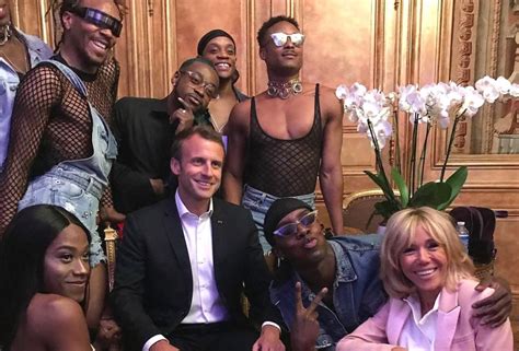 Macron avec des danseurs à lÉlysée une photo qui continue à faire du