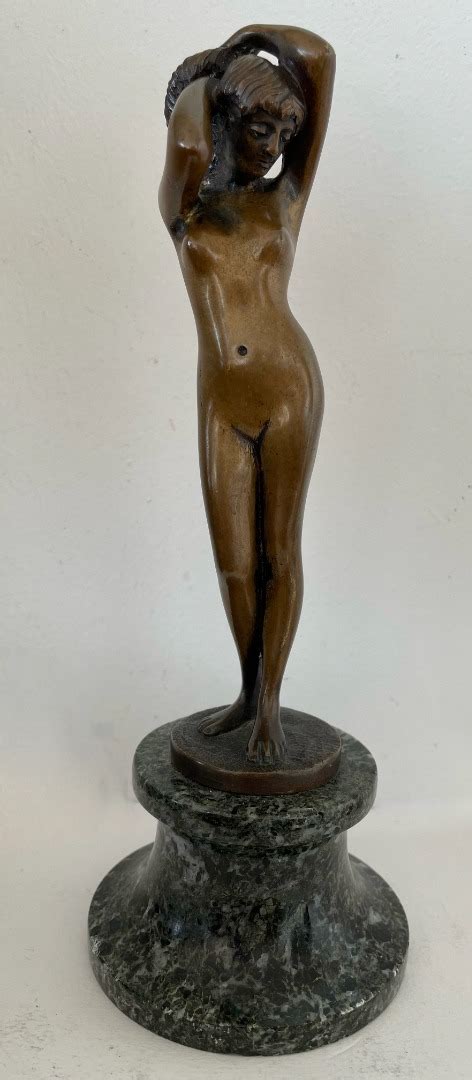 Petit Bronze Représentant Un Nu Féminin 2R Antiquites