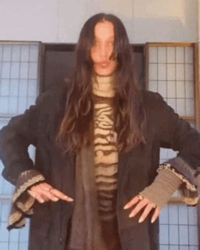 Bella Hadid GIF - Bella Hadid - Discover & Share GIFs