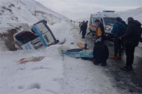 Van da hasta taşıyan ambulans yan yattı 5 yaralı Güncel Haberler