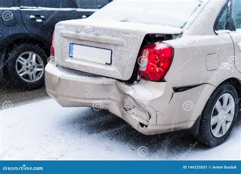 Acidente De Tr Nsito Na Estrada Na Cidade Do Inverno Imagem De Stock