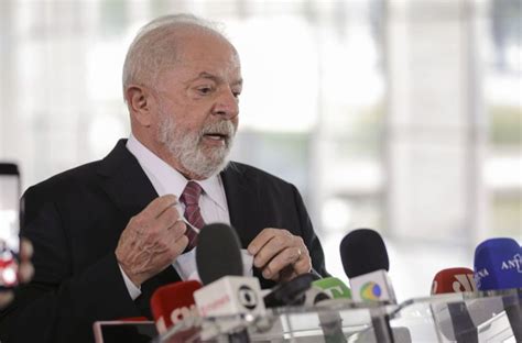 Lula deixa hospital em Brasília após cirurgia