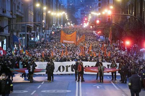 Miles De Personas Secundan En Bilbao La Marcha De Eh Bildu Que Defiende Un Nuevo Liderazgo Para