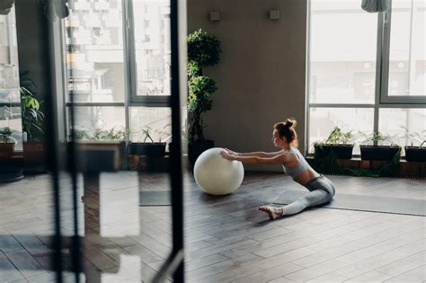 O Que É Corpo Esguio - Vista lateral de uma jovem ruiva com corpo esguio perfeito, sentada em ...
