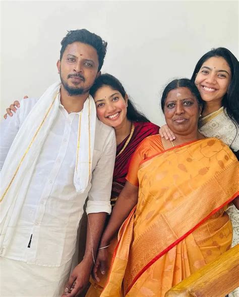 Sai Pallavi shares cute photos in her traditional Badaga dress ...