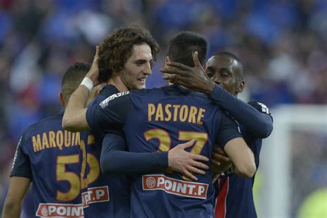 Photo Javier Pastore félicité par Adrien Rabiot et Blaise Matuidi