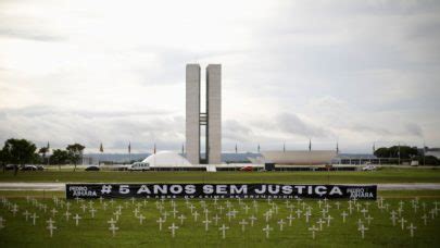 Ato na Esplanada põe 272 cruzes em memória às vítimas de Brumadinho