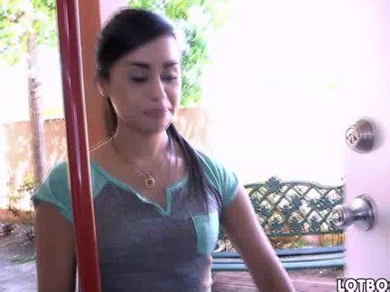 Piccola Cameriera Latina Pulisce Nuda La Cucina AmaPorn