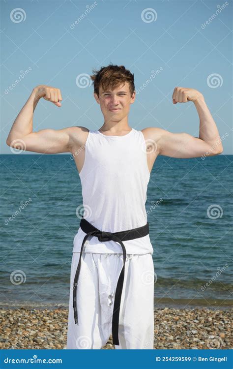 Un Adolescent De Ans Ceinture Noire Flexion Musculaire Image Stock