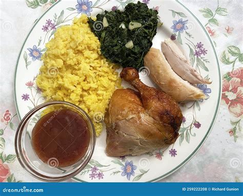 Jantar De Frango Assado Arroz Amarelo Molhado E Espinafre Foto De