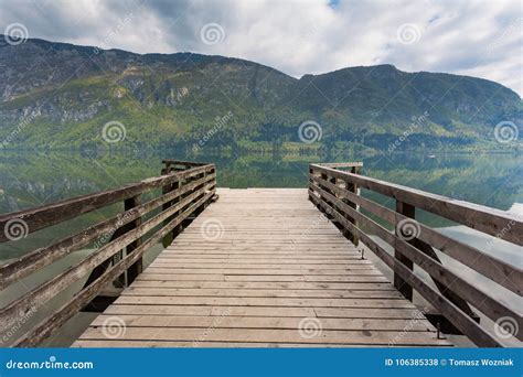 Embarcadero En El Lago Hermoso Bohinj Julian Alps Foto De Archivo