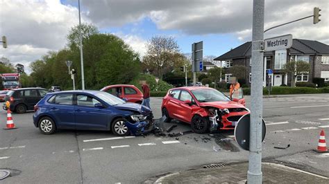 Autos stoßen auf der Kreuzung Westring Ahlhorner Straße zusammen