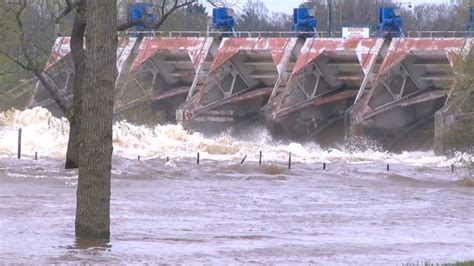 Video Two Dams In Central Michigan Fail Abc News