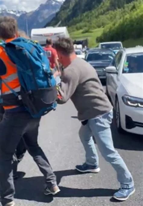 Klima Blockade Am Gotthard Autofahrer Gehen Auf Aktivisten Los Nau Ch