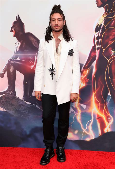 Ezra Miller Aparece En Premiere De The Flash Tras Escándalos