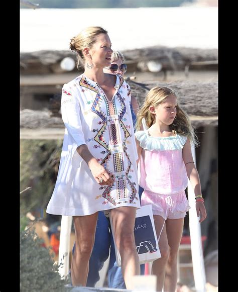 Photo Kate Moss Et Sa Fille Lila Se D Tendent Sur La Plage Du Club