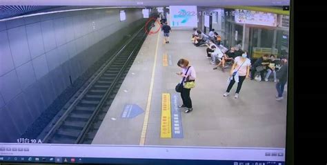 新聞 男為撿手機竟跳下高雄火車站月台 幸被其他乘客拉上來 看板 Railway Mo Ptt 鄉公所