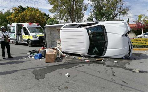 Torreón Choque de camioneta contra poste deja cuatro lesionados Grupo